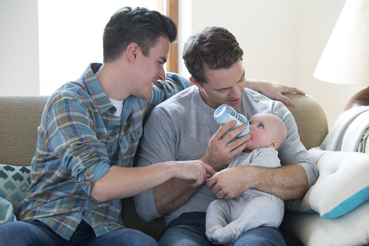 同性伴侣如何决定使用谁的精子进行代孕?